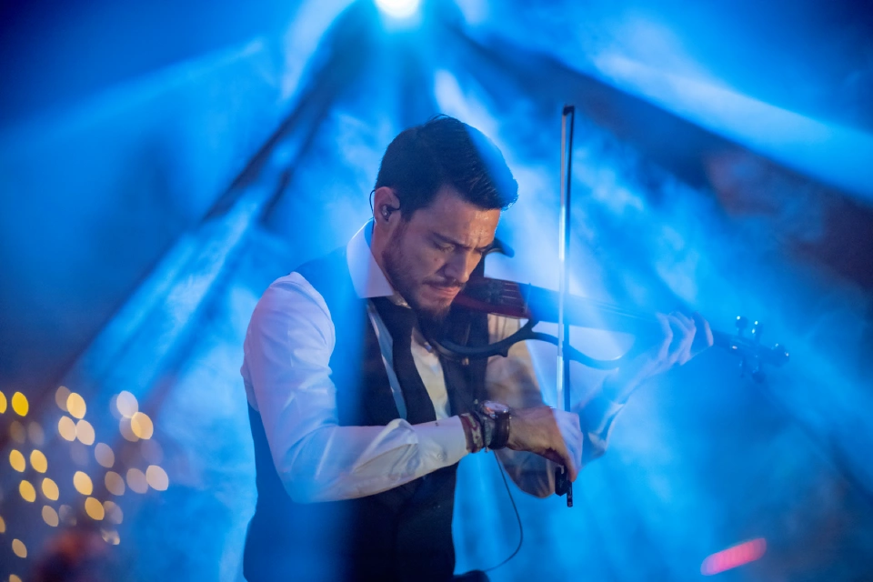 contratar violinista pablo navarro tocando